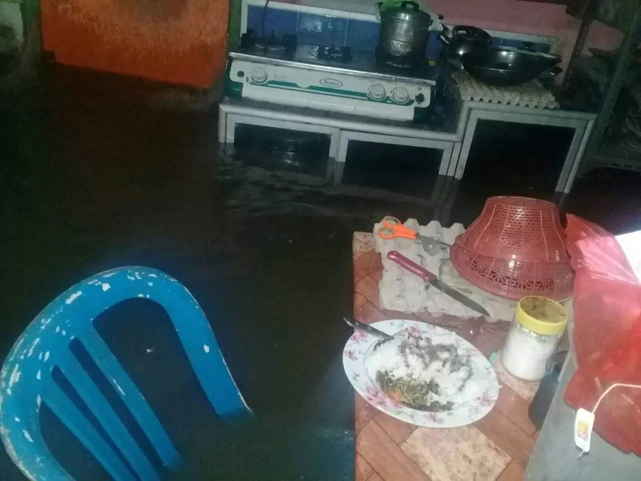 Foto yang diunggah pemilik FB Zul Andrean dan dianggap menghina Wali Kota dan Wawali di media sosial dengan kata kata kasar. Ia kesal lantaran rumahnya bertahun tahun kebanjiran dan hanya diberi janji-janji.