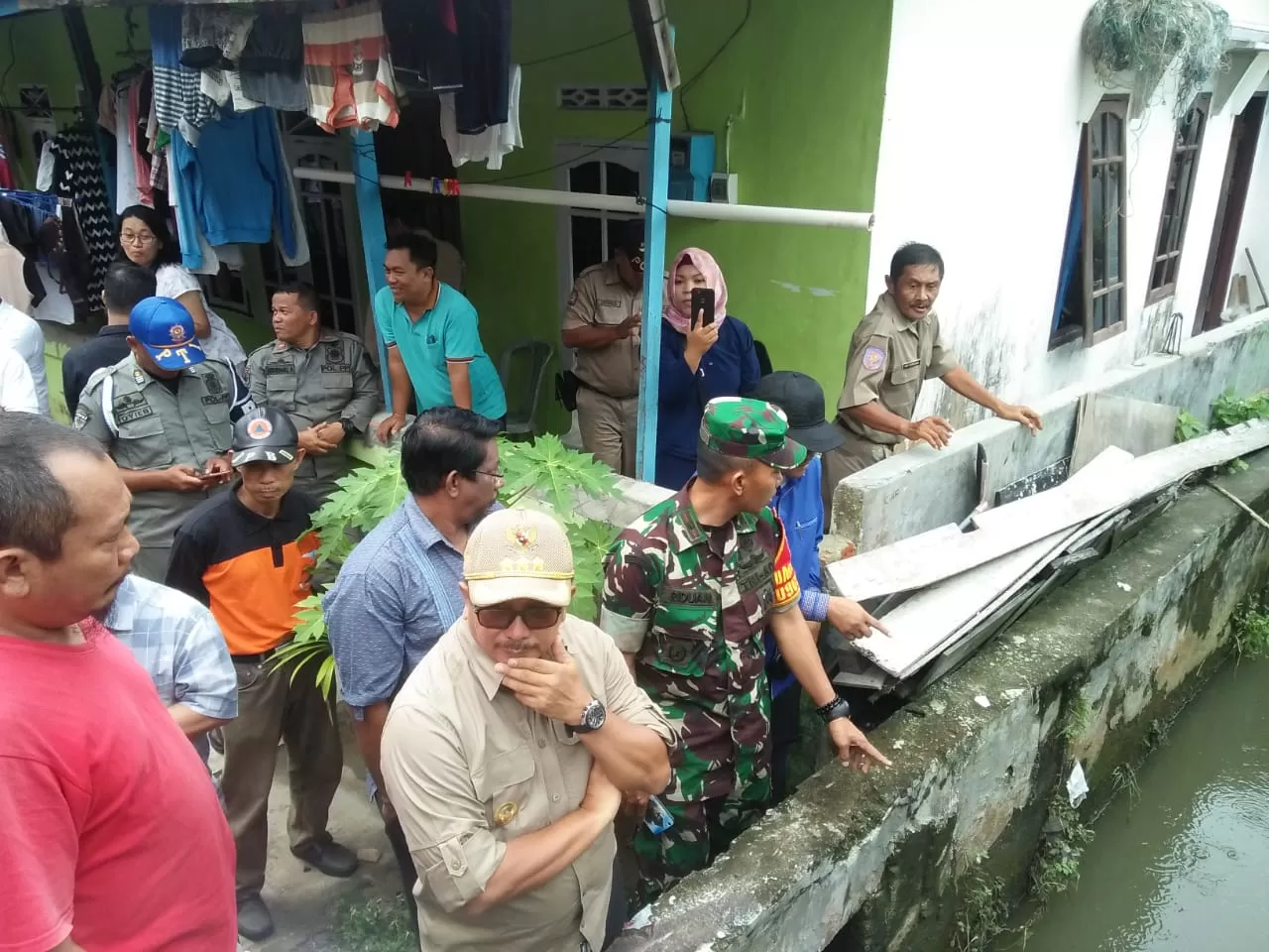 Rizal saat meninjau Jalan Cendrawasih, Gang Nurul Iman, RT 40, Kelurahan Klandasan Ulu yang kerap dilanda banjir.