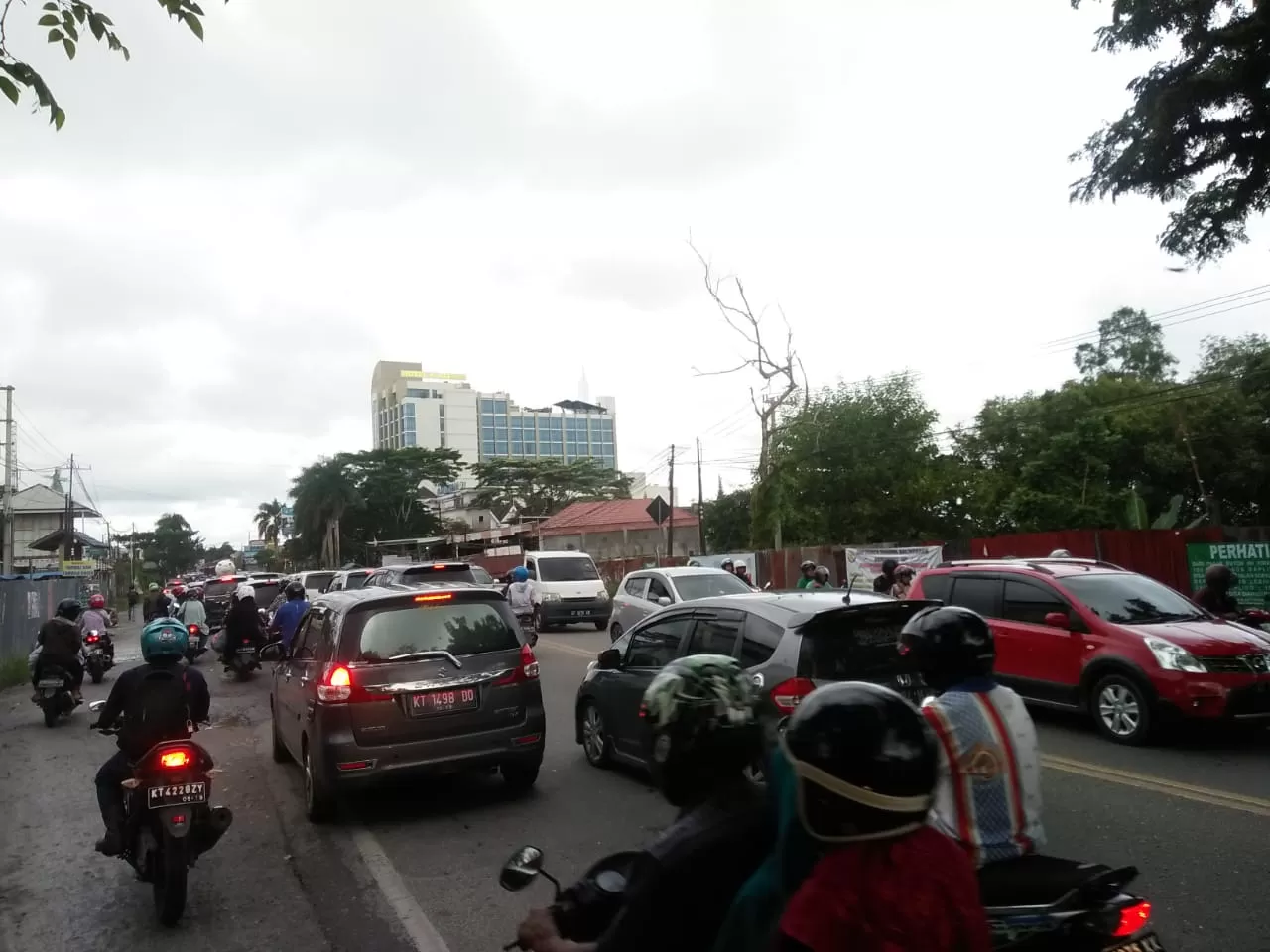 Kemacetan yang terjadi di Kilometer 5 Balikpapan. Jalur ini paling sering macet terutama saat libur Lebaran.