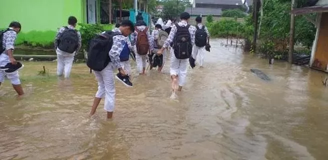 Banjir yang juga terjadi di Jalan Mulawarman dekat SMP 8 Balikpapan, Kelurahan Manggar.