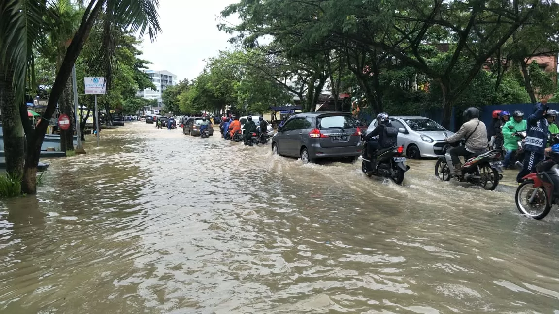 Genangan air di Jalan MT Haryono Balikpapan difoto pukul 07.30 wita. (foto: muhammad fuad)