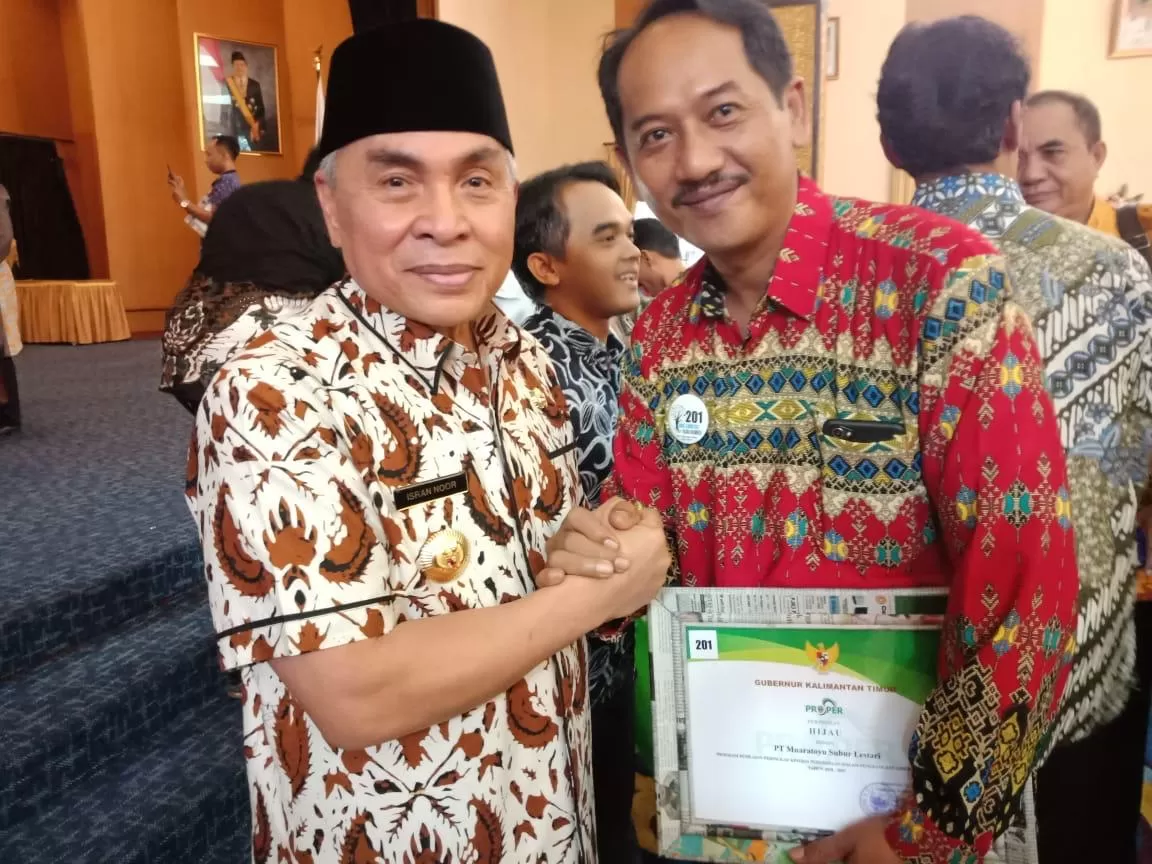KEDUA KALI: Dadang Rinaldi (kanan) bersama Gubernur Kalimantan Timur Isran Noor usai menerima penghargaan Proper Hijau yang diberikan saat peringatan Hari Lingkungan Hidup Dunia.