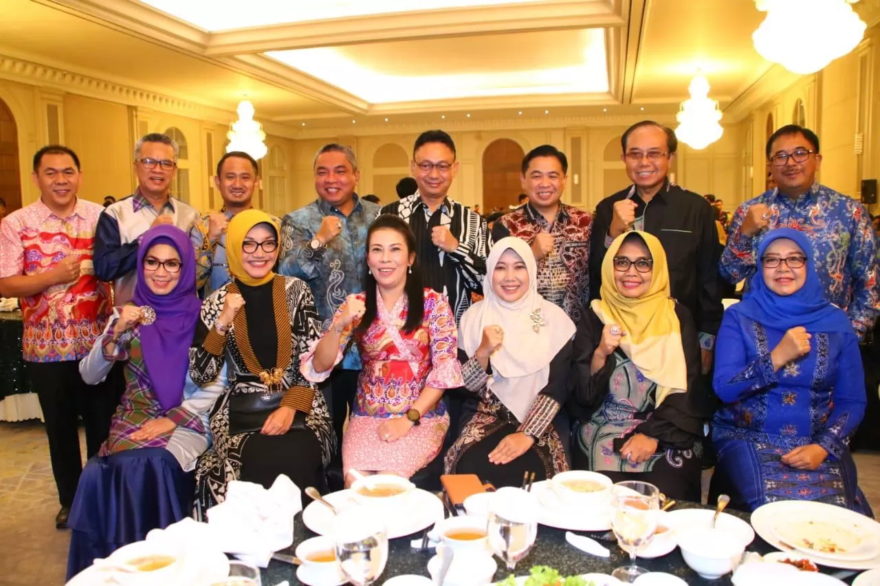Wali Kota Samarinda Syaharie Jaang (berdiri, dua kiri) bersama wali kota dan istri/suami se-Kalimantan saat welcome dinner Rakernas Apeksi di Semarang.