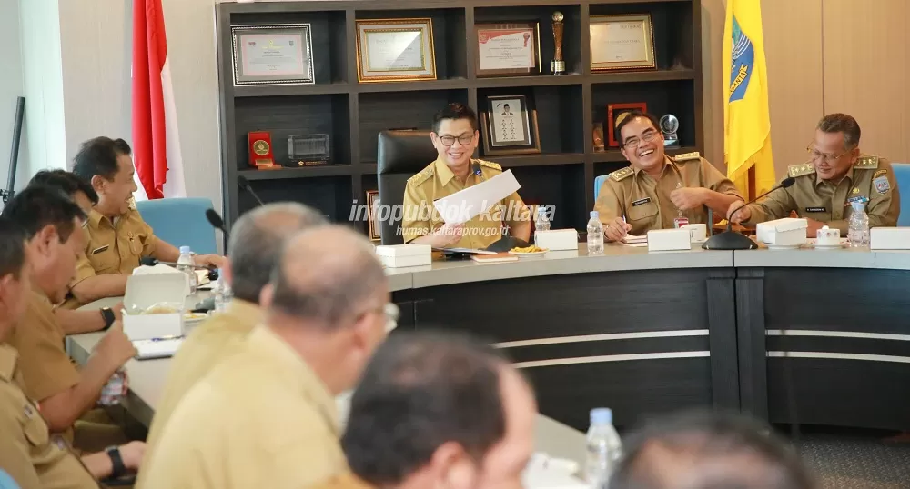 RAPAT STAF : Gubernur Kaltara Dr H Irianto Lambrie didampingi Sekprov Kaltara H Suriansyah saat memimpin rapat staf, Senin (10/6) sore.