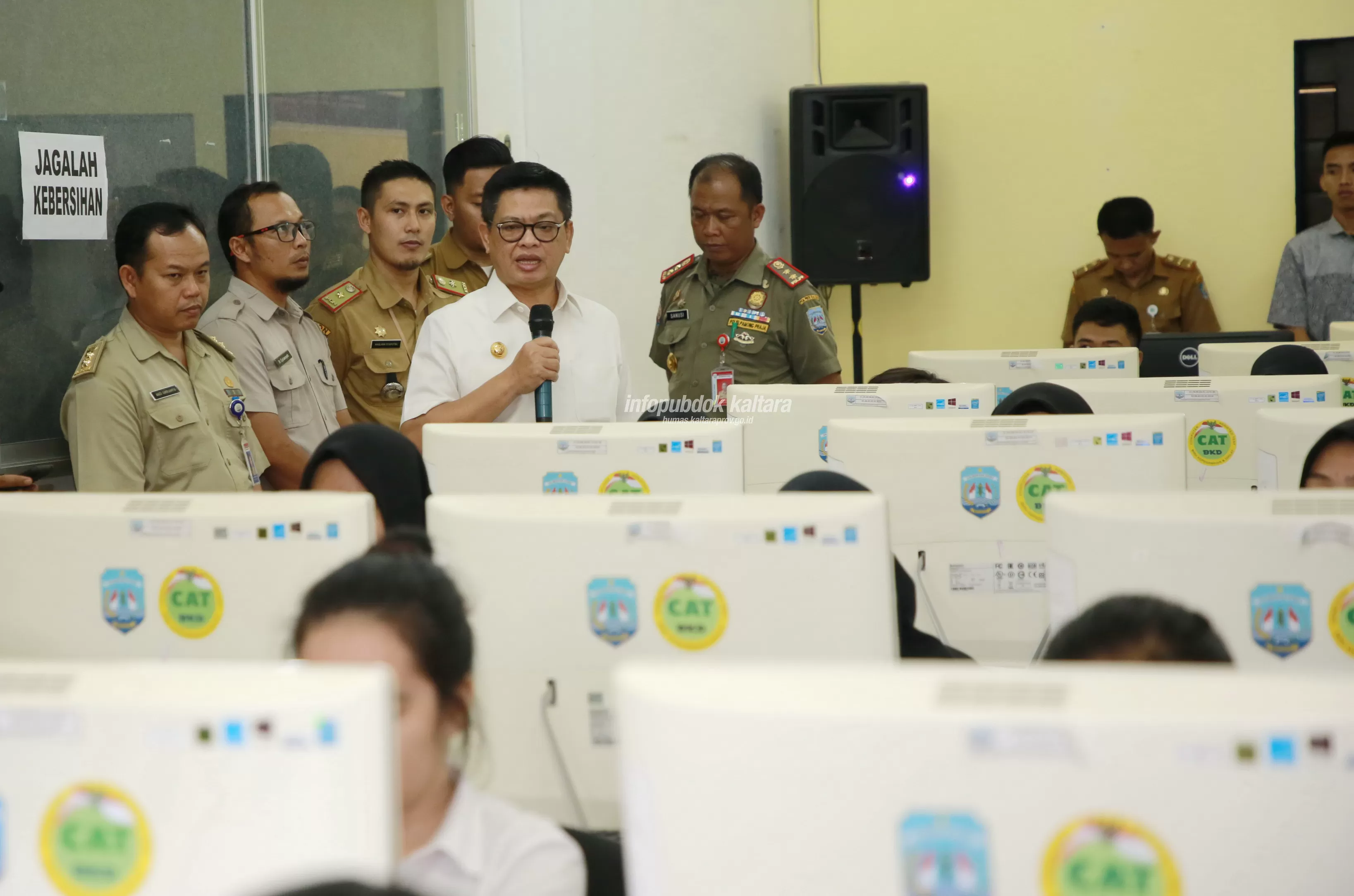 SELEKSI : Gubernur Kaltara Dr H Irianto Lambrie saat meninjau pelaksanaan SKD sistem CAT SPCP IPDN 2019 wilayah Kaltara, baru-baru ini.