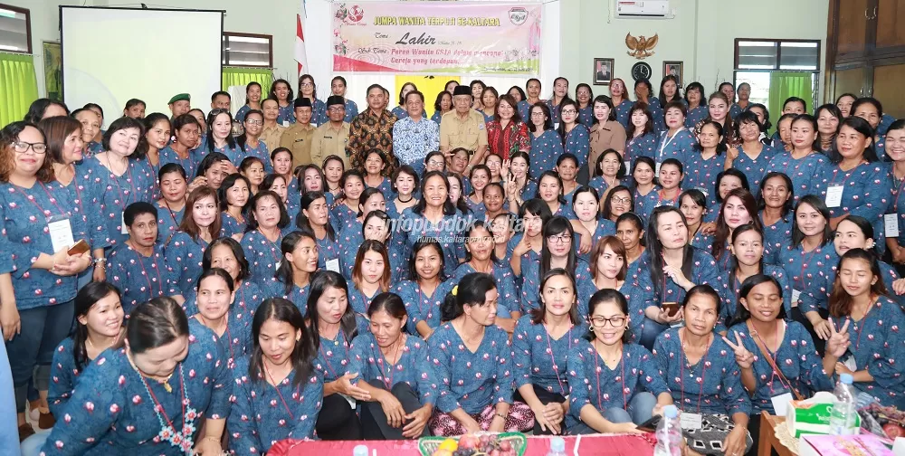 WANITA TERPUJI: Wagub Kaltara H Udin Hianggio saat hadir pada acara jumpa wanita terpuji se-Kaltara di Keuskupan Tanjung Selor, Senin (10/06).