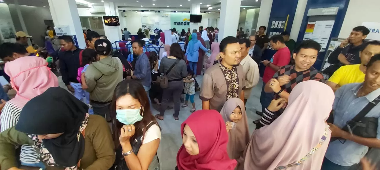 Nasabah berjubel mendatangi dan melapor ke kantor Bank Mandiri di Jalan Ahmad Yani Balikpapan.