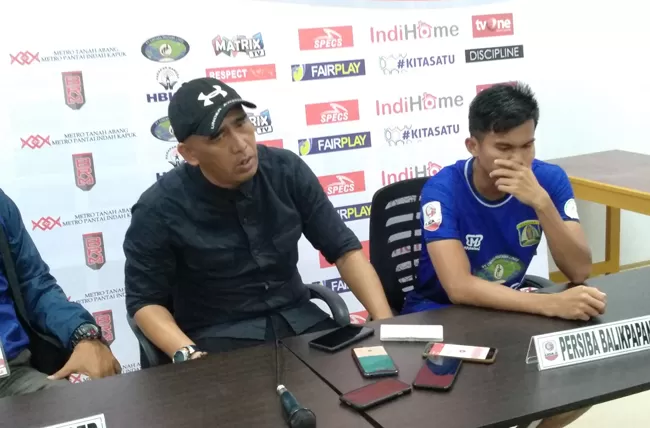 MAAF: Pelatih Persiba Balikpapan Salahudin dan salah satu pemain Persiba, Riskal, saat press conference usai pertandingan. (foto: wawan sione/prokal)