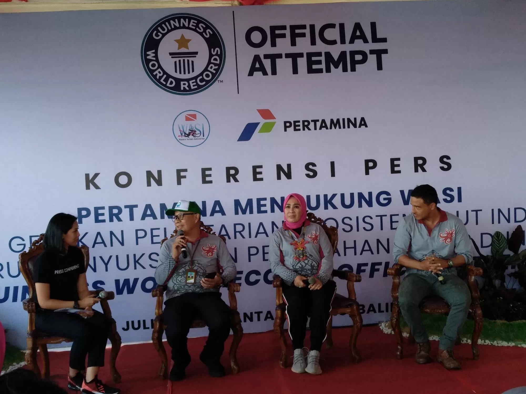 Direktur Megaproyek Pengolahan dan Petrokimia Pertamina, Ignatius Tallulembang (pegang mikrophone) saat menyampaikan dukungan Pertamina pada pemecahan rekor dunia oleh WASI.