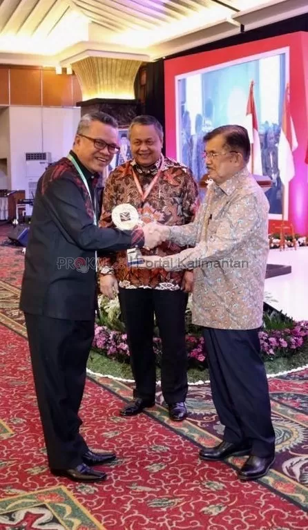 Wali Kota Samarinda Syaharie Jaang menerima penghargaan yang diberikan Wakil Presiden Jusuf Kalla.