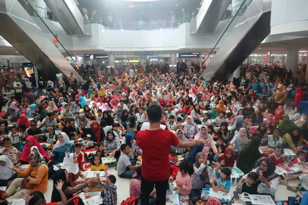Suasana atrium Terminal Kedatangan Bandara SAMS Sepinggan Balikpapan dipadati ratusan anak-anak dan orangtua, Minggu (28/7).