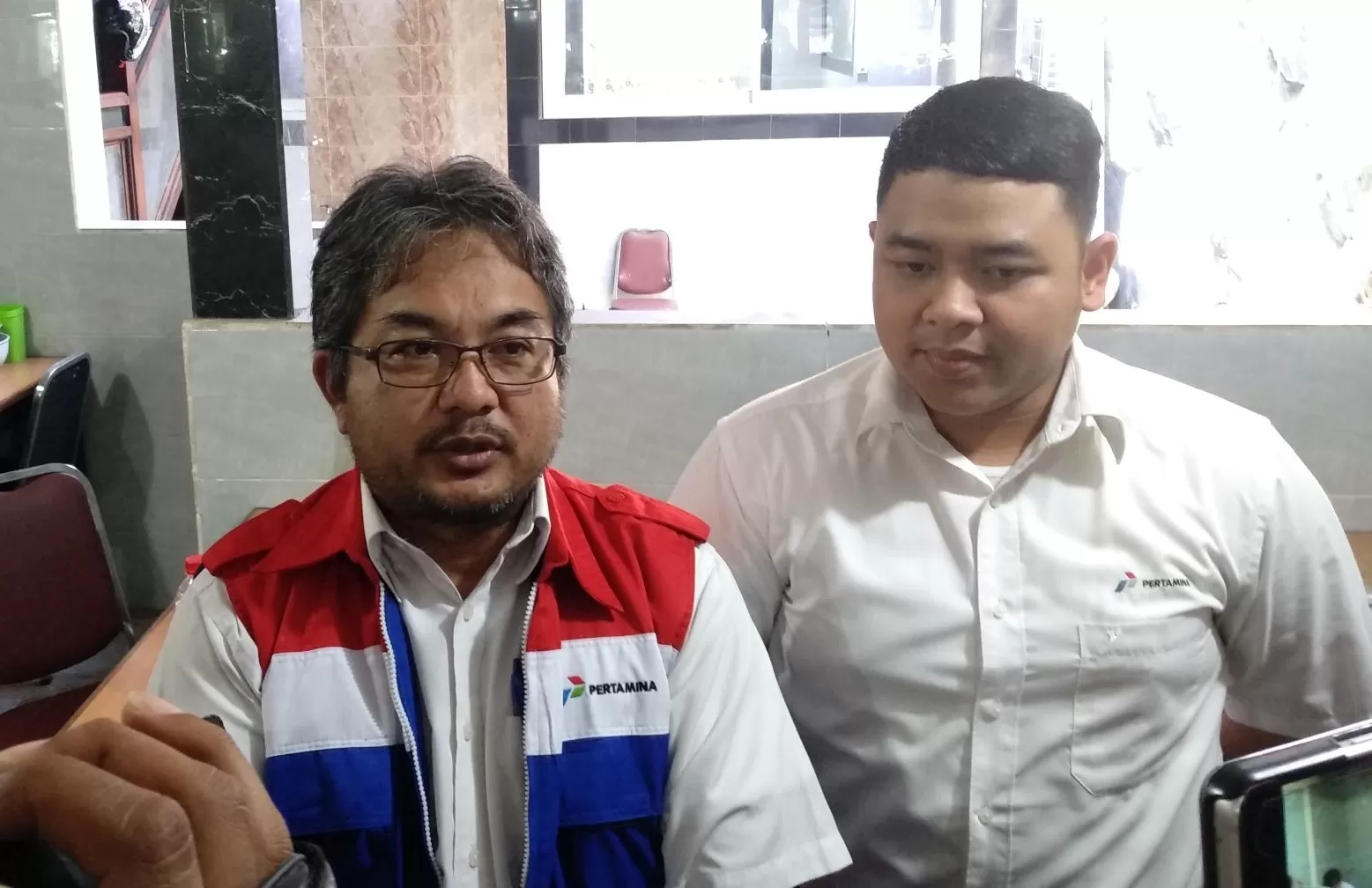 Pjs Manager Communication and Relation Pertamina Kalimantan Cecep Supriatna (kiri).