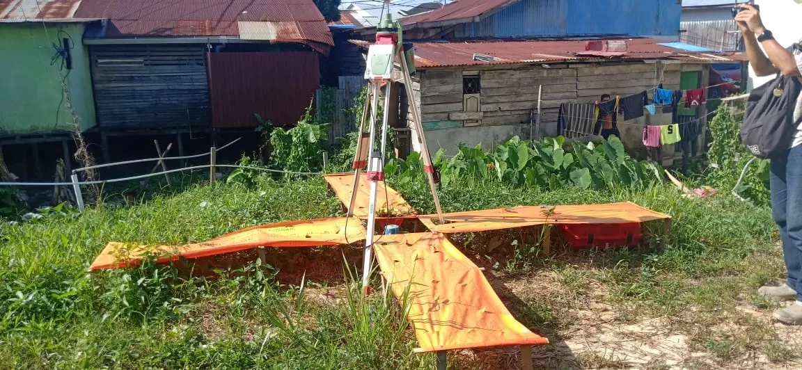 Alat penanda berwarna oranye milik Badan Informasi Geospasial (BIG) Republik Indonesia yang dipasang di beberapa kawasan di Balikpapan.