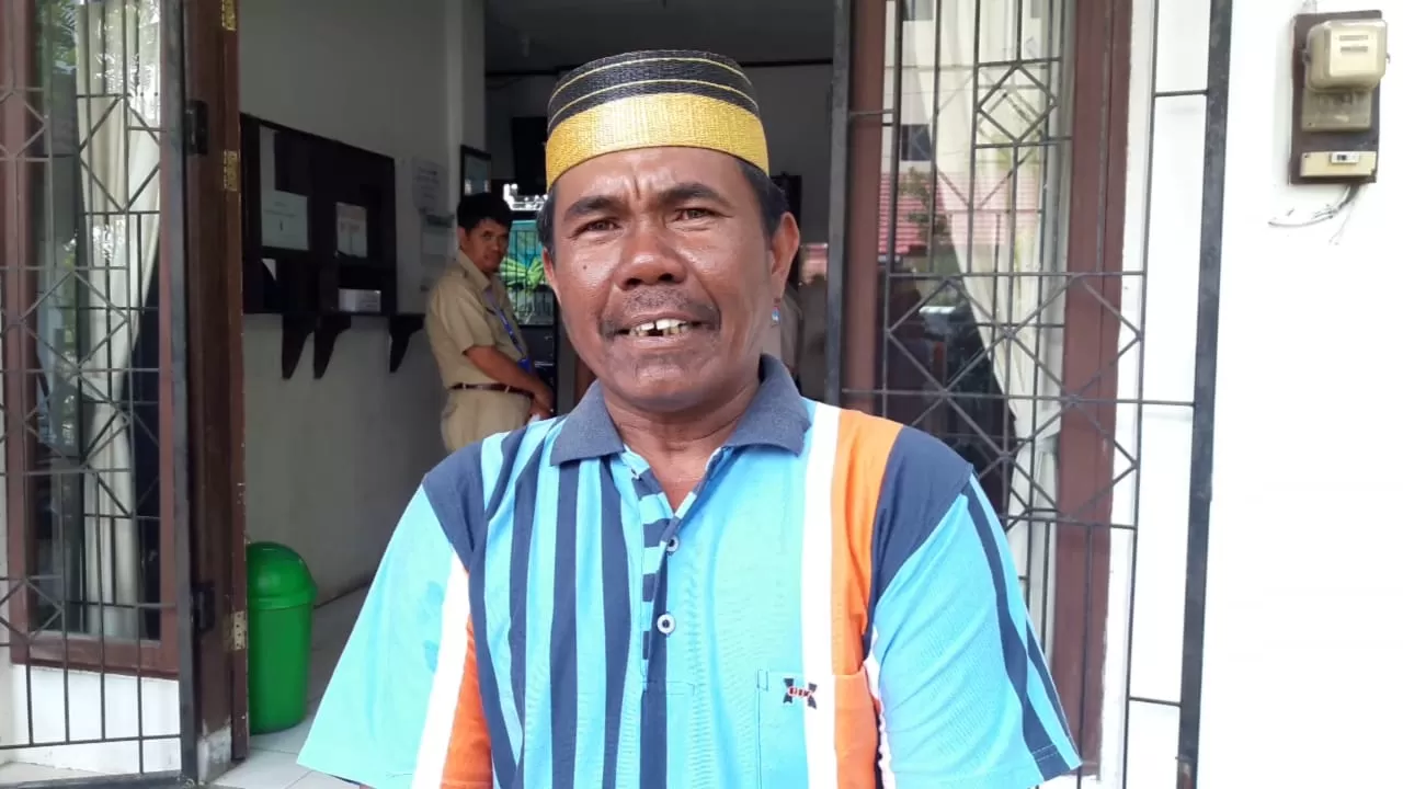 M Bahar, salah satu nelayan Manggar, yang menolong sebelas ABK terombang-ambing.