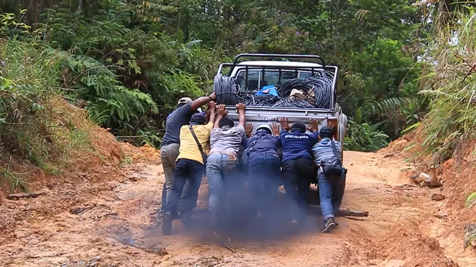 Pekerja PLN berjuang melawan jalan dan medan yang terjal demi menerangi Kalimantan.