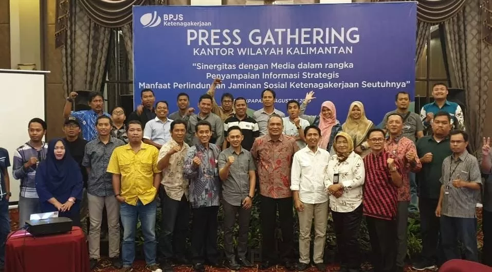 Manajemen BPJS Ketenagakerjaan Kanwil Kalimantan bersama awak media se-Balikpapan saat acara press gathering, Kamis (15/8).