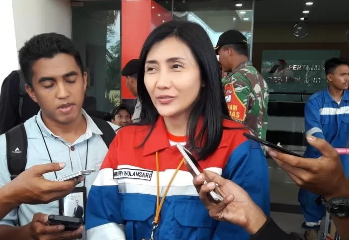 Region Manager and CSR Pertamina RU V Kalimantan Happy Wulansari saat memberi keterangan pada pers.