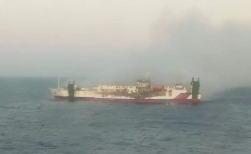 Foto asli kapal KM Santika Nusantara saat terbakar. Berbeda dengan video yang beredar di media sosial.