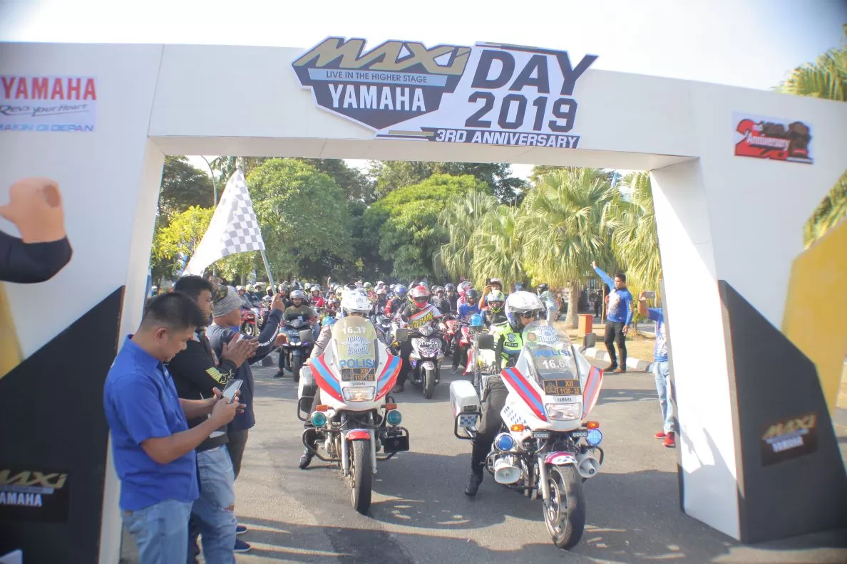START AWAL: Berawal dari Dome Balikpapan, ratusan biker Yamaha memulai touring city dengan mengitari kawasan-kawasan yang ada di Balikpapan, Sabtu (31/8) siang.