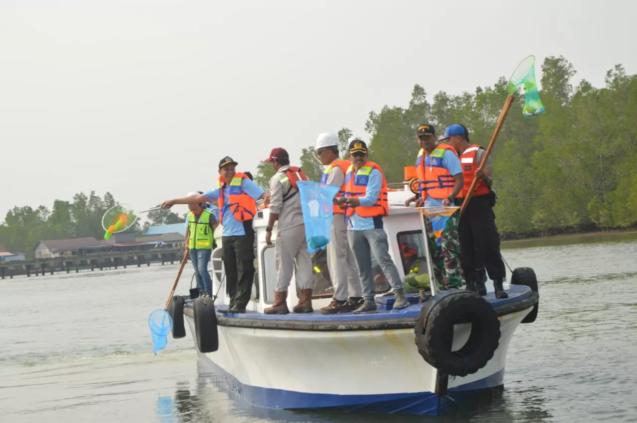 BERSIH ITU INDAH: Warga sekitar dan instansi terkait di kawasan Pelabuhan Pondong  membersihkan Pantai dan Laut  Pelabuhan Pondong, Kamis (12/9).
