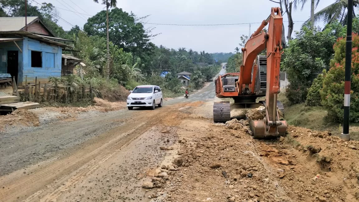 DIKEBUT: Pekerja Dinas Pekerjaan Umum Kaltim tengah membuat drainase di ruas jalan Argomulyo, Kecamatan Sepaku.