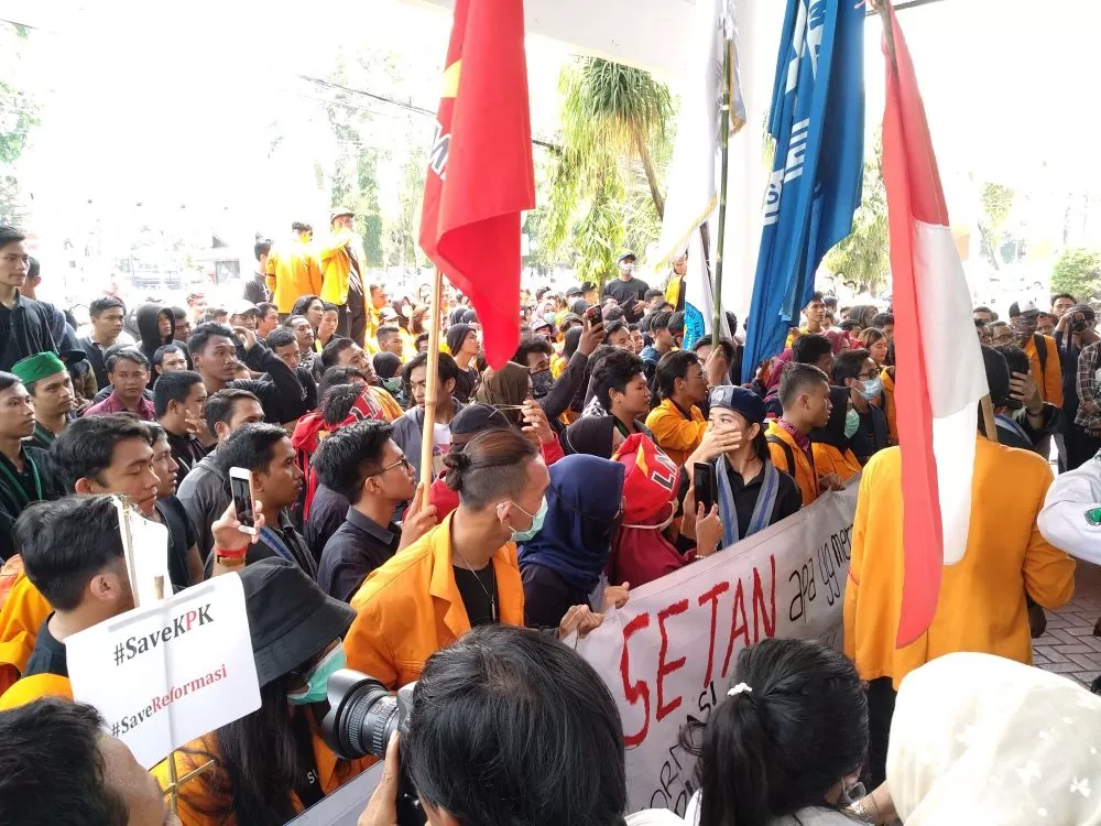Ratusan mahasiswa saat menyampaikan penolakan terhadap revisi UU KPK dan revisi KUHP di Kantor DPRD, Senin (23/9).