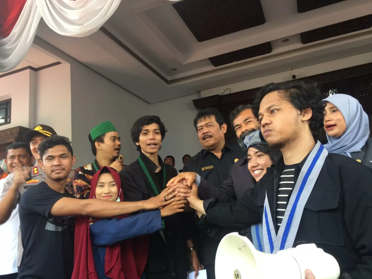 Ketua DPRD Balikpapan Abdulloh menemui perwakilan mahasiswa yang berdemo di depan Kantor DPRD, Senin (23/9).