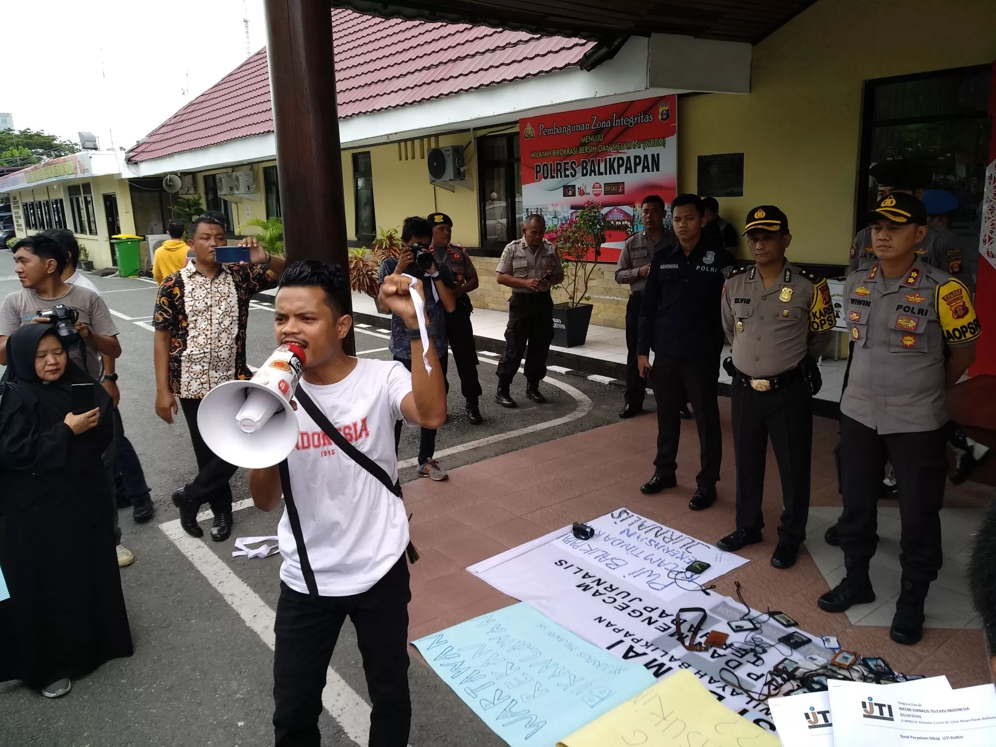 Perwakilan wartawan saat berorasi di depan Mapolres Balikpapan.