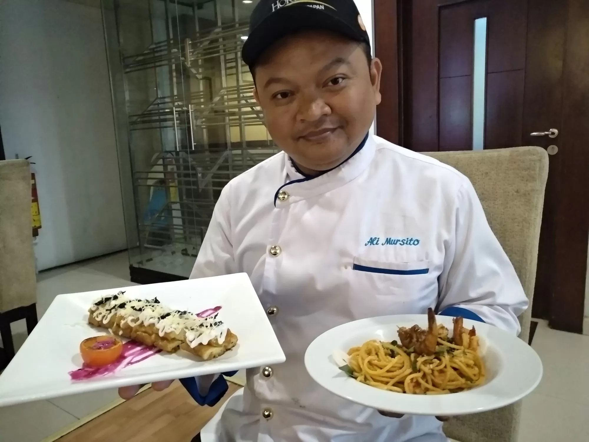 Ali Mursito menunjukkan squid roll dan prewn pesto pasta di Santan Restauran Hotel Horison Sagita Balikpapan.