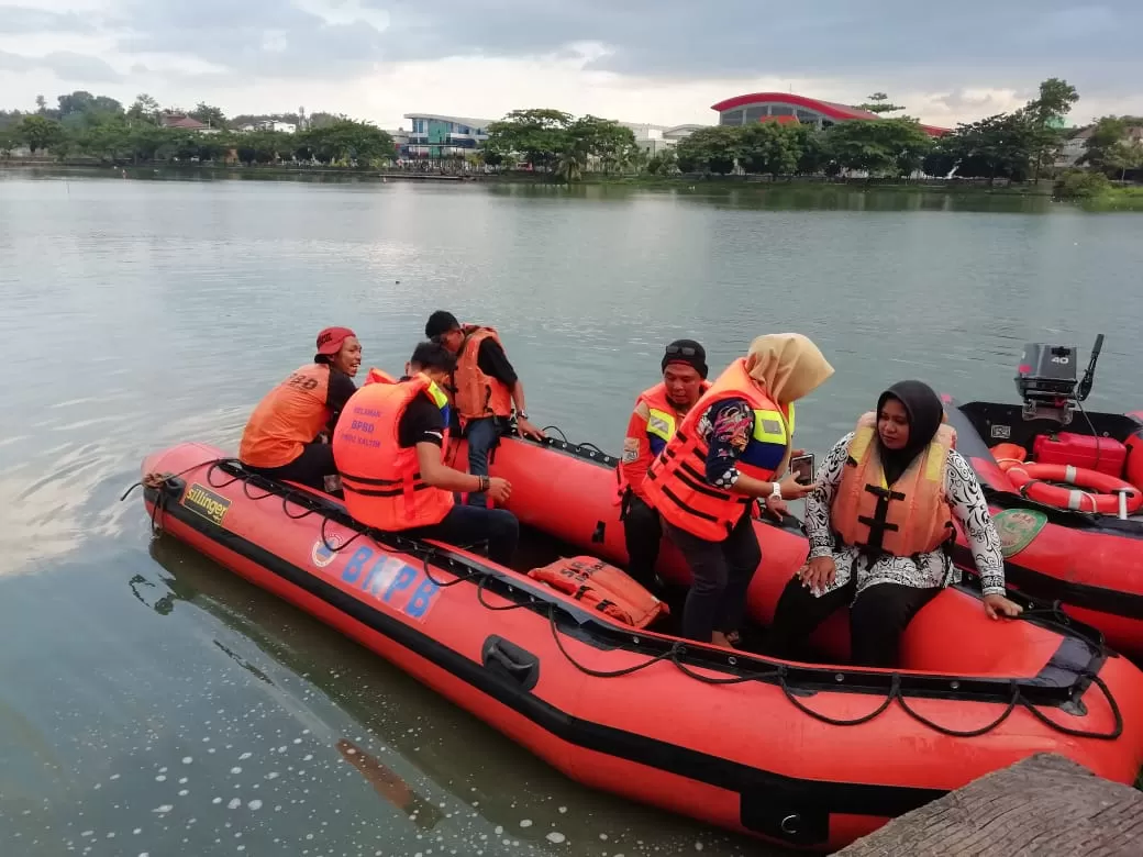 PELATIHAN: Sejumlah relawan melakukan pelatihan dalam mengoperasikan rubber boat.