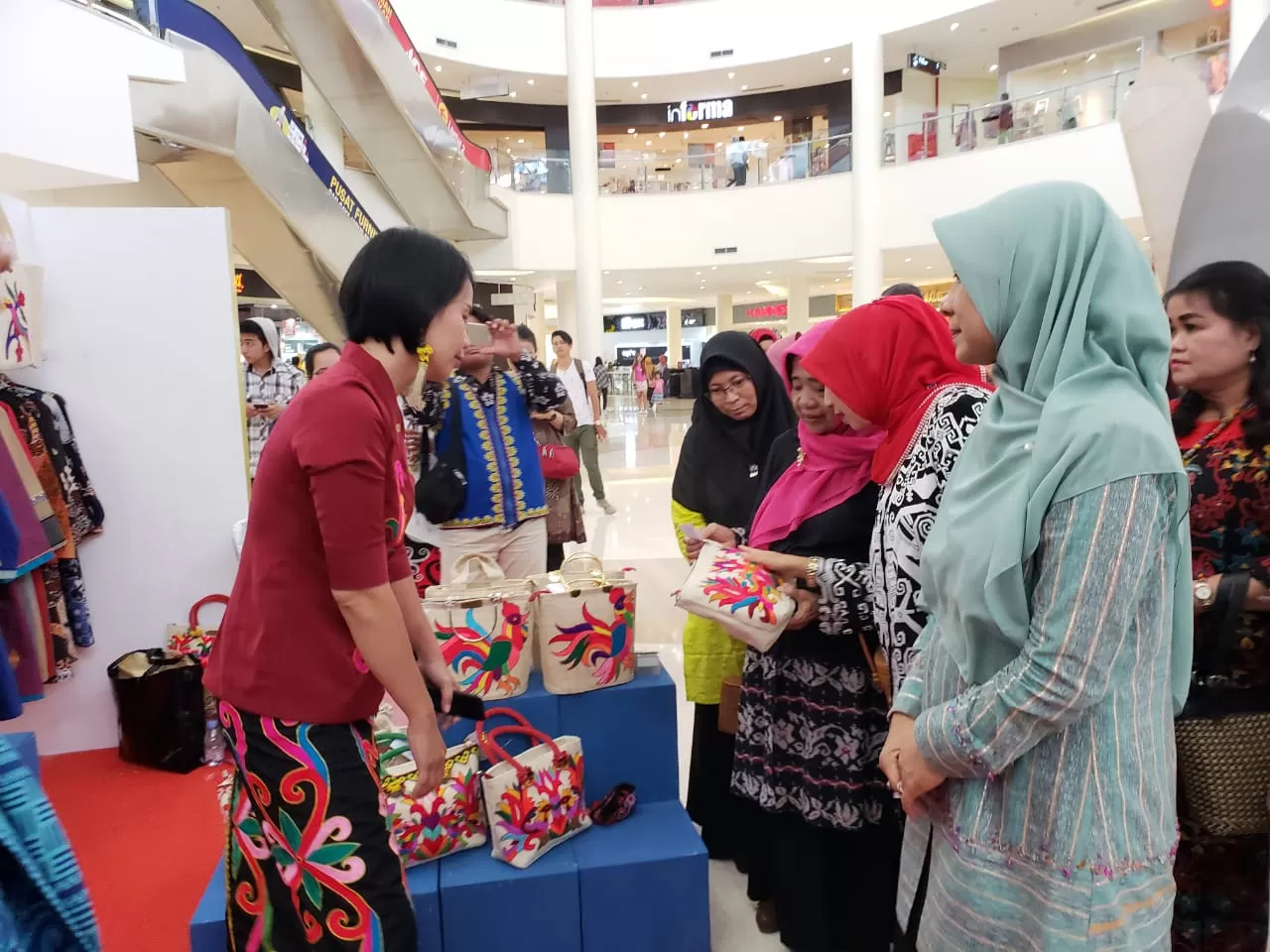 Disperindagkop Kaltim yang menggelar acara Gebyar UKM Kaltim tanggal 2-3 November 2019 di Lombok Episentrum Mall, Mataram NTB, Dekranasda Kota Samarinda berpartisipasi dengan mendukung beberapa produk unggulan kota Samarinda