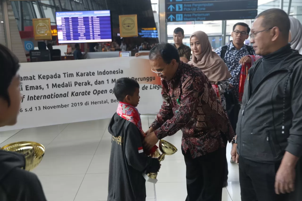 Direktur Pembinaan SD Kemendikbud, Khamim saat menyambut kedatangan Tim Delegasi Indonesia di Bandara Soekarno Hatta, Rabu (13/11). (Foto : Kemendikbud for Prokal)