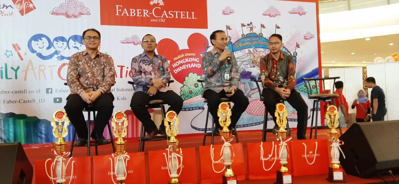 Direktur Pembinaan SD Kemdikbud, Khamim bersama jajaran pihak Faber-Castell saat konferensi pers di Jakarta, Sabtu (16/11). (Foto : istimewa for Prokal)