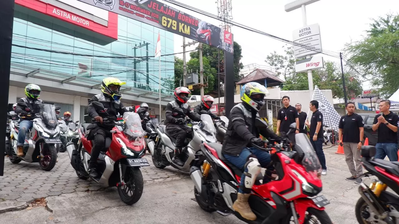 Peserta touring ADV Jelajah Borneo 679 kilometer lepas start dari kantor Astra Motor Balikpapan. (foto-foto: wawan)