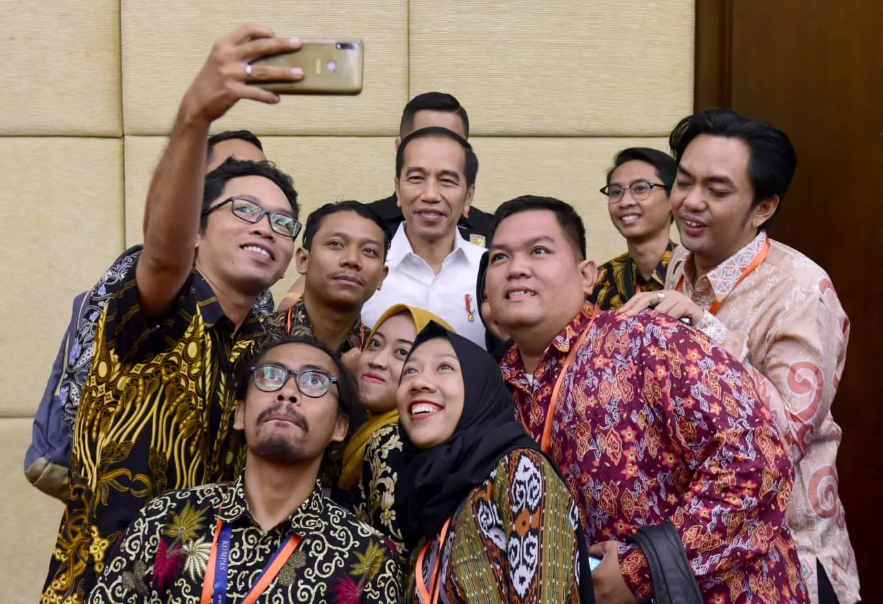 Presiden RI Jokowi ber-swafoto bersama sepuluh wartawan di Balikpapan. (foto: muchlis jr/biro pers sekretariat presiden)