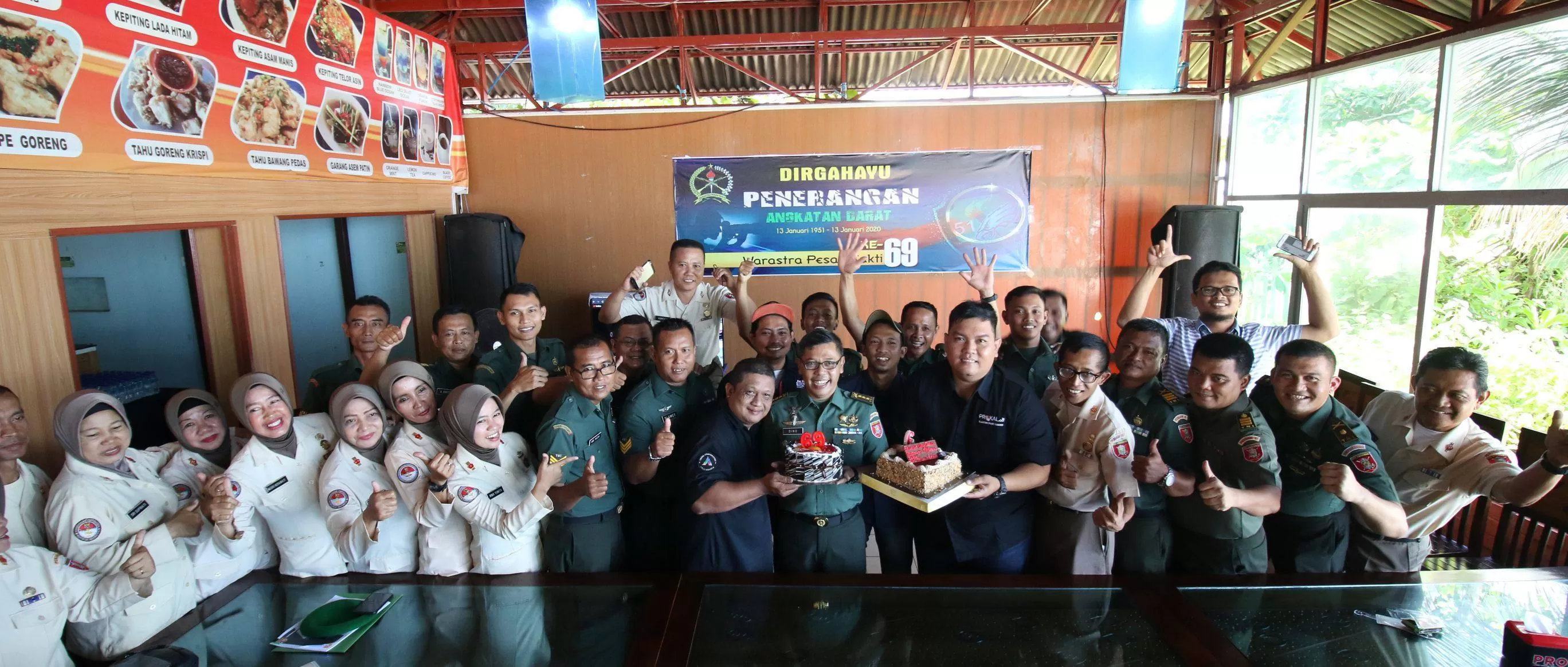 Kepala Penerangan Kodam (Kapendam) VI Mulawarman Kolonel Inf Dino Martino (tengah) menerima kue ulang tahun dari awak media.