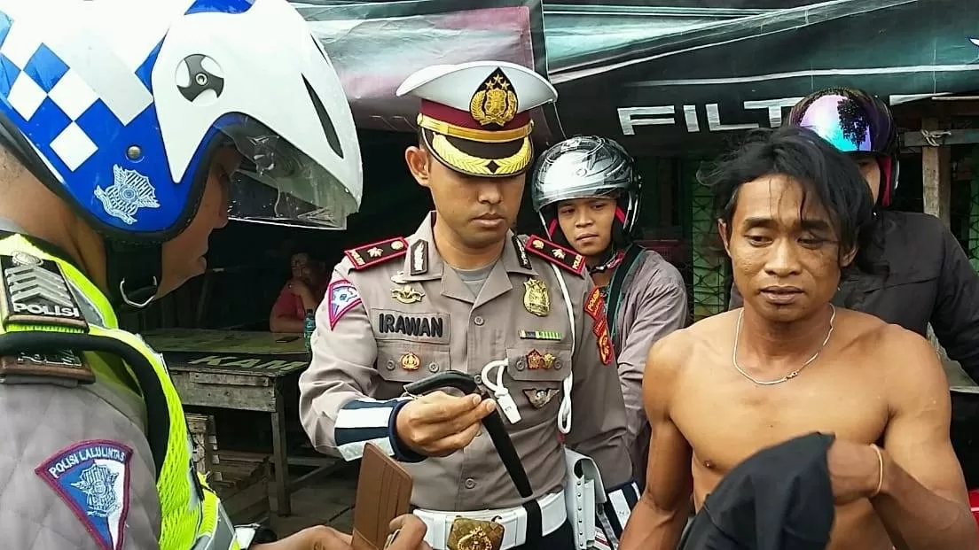 Kasatlantas Polresta Balikpapan Kompol Irawan (dua kiri) mengamankan pengendara motor yang kedapatan bawa badik di kawasan Gunung Bugis, Balikpapan Barat.