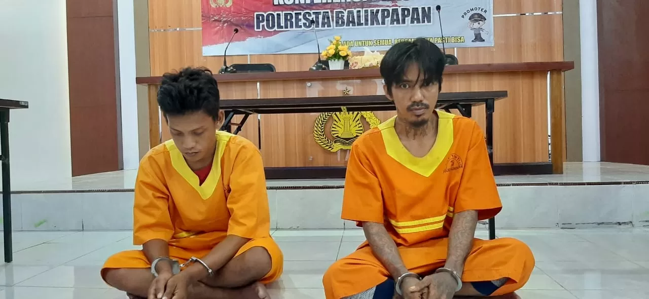 Bolong (kanan) saat dihadirkan di press rilis di Mapolresta Balikpapan.