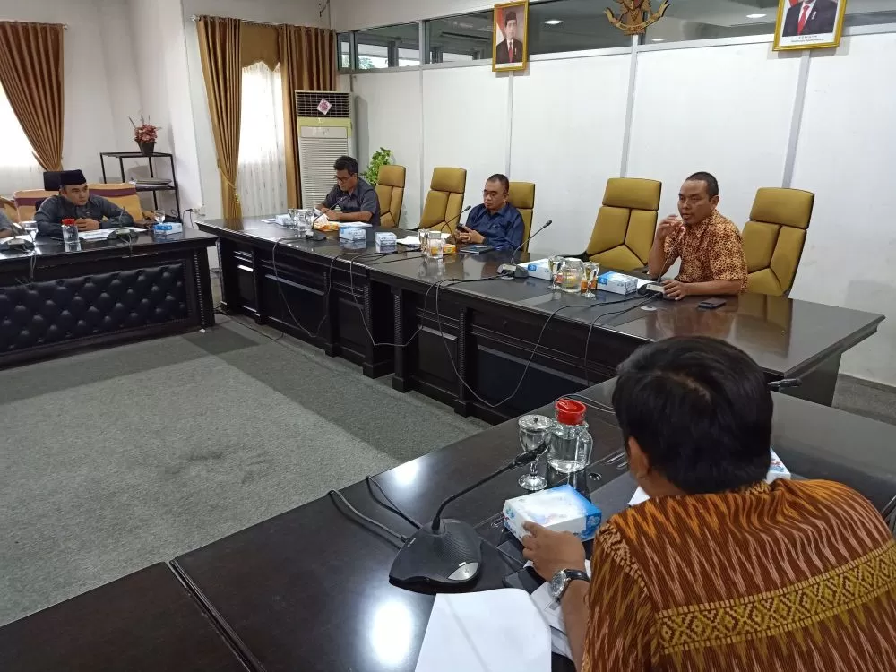 GODOK RAPERDA: DPRD Paser menghadiri tim dari Institusi Teknologi Sepuluh November ITS Surabaya membahas naskah raperda pelestarian satwa Biuku, kemarin (20/1).