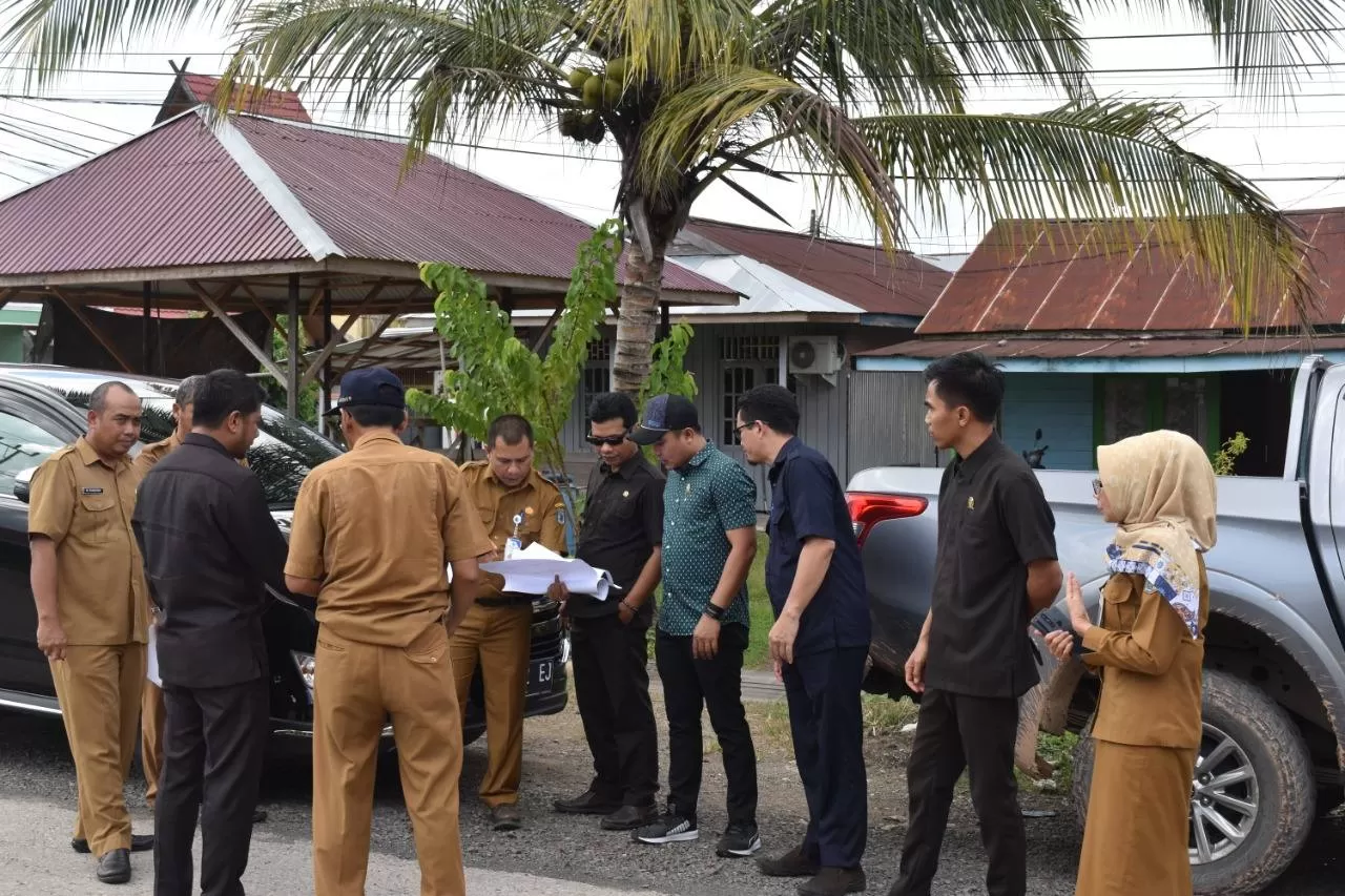 CEK KE LAPANGAN: Komisi III DPRD Paser bersama instansi terkait mengecek lokasi Jalan Agus Salim Kecamatan Tanah Grogot yang bertahun-tahun tak pernah diperbaiki, Selasa (28/1).