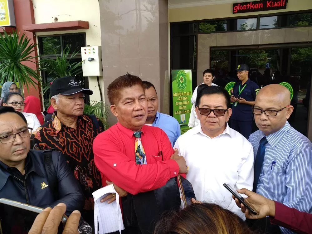 Wuri Sumampouw (kemeja merah), Arifin Samuel Candra (kemeja putih) didampingi tim kuasa hukum usai persidangan, Rabu (19/2).