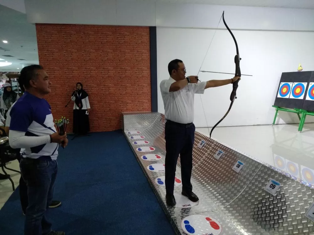 General Manager AP I Sepinggan, Farid Indra Nugraha saat mencoba panahan di Archery Zone didampingi Ketua Persatuan Panahan Indonesia Kota Balikpapan, Jose.