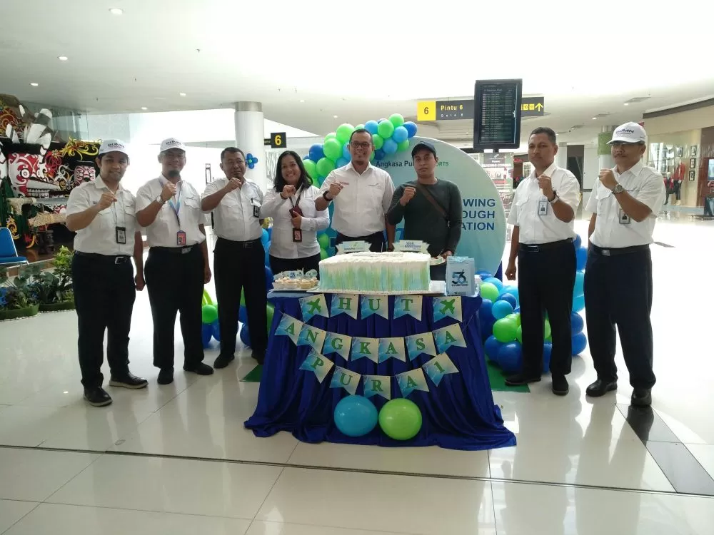 Manajemen Angkasa Pura I Balikpapan bersama salah satu penumpang saat perayaan ulang tahun Angkasa Pura Airports ke-56, Kamis 20 Februari 2020.