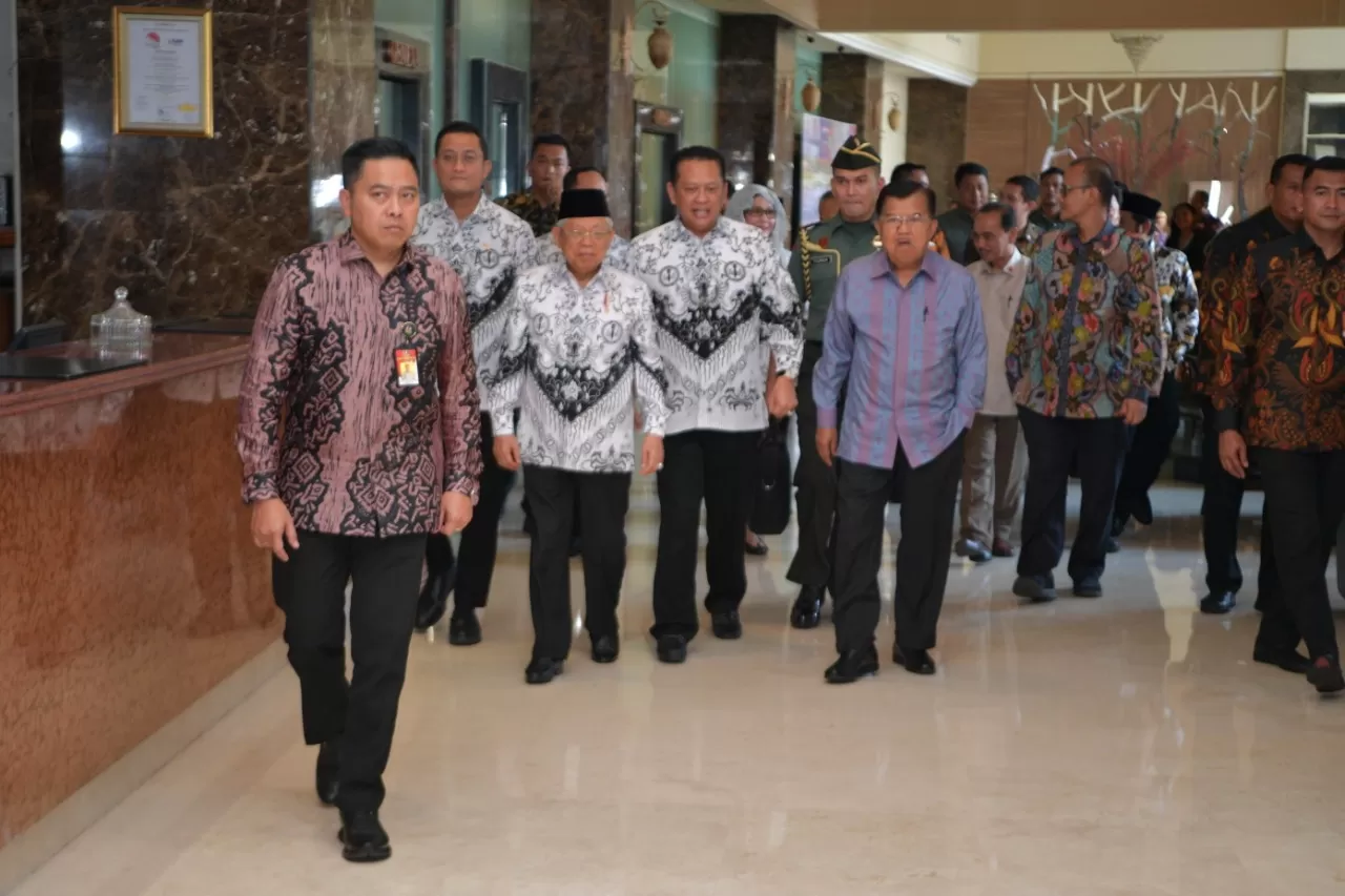Ma'ruf hadir nampak didampingi Jusuf Kalla selaku Dewan Pembina PGRI, Ketua MPR Bambang Soesatyo dan Ketua Pengurus Besar PB PGRI Unifah Rosyidi. (Foto : Setwapres for Prokal)