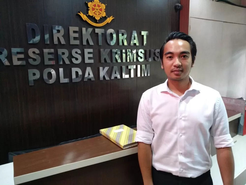 Glenn Nirwan usai membuat laporan di Dit Reskrimsus Polda Kaltim, Senin (24/2). (foto: wawan/prokal)