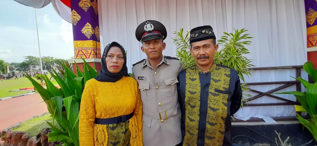 BANGGA: Aswar Anwar diapit kedua orangtuanya usai upacara penutupan Bintara Polri tahun 2019-2020.