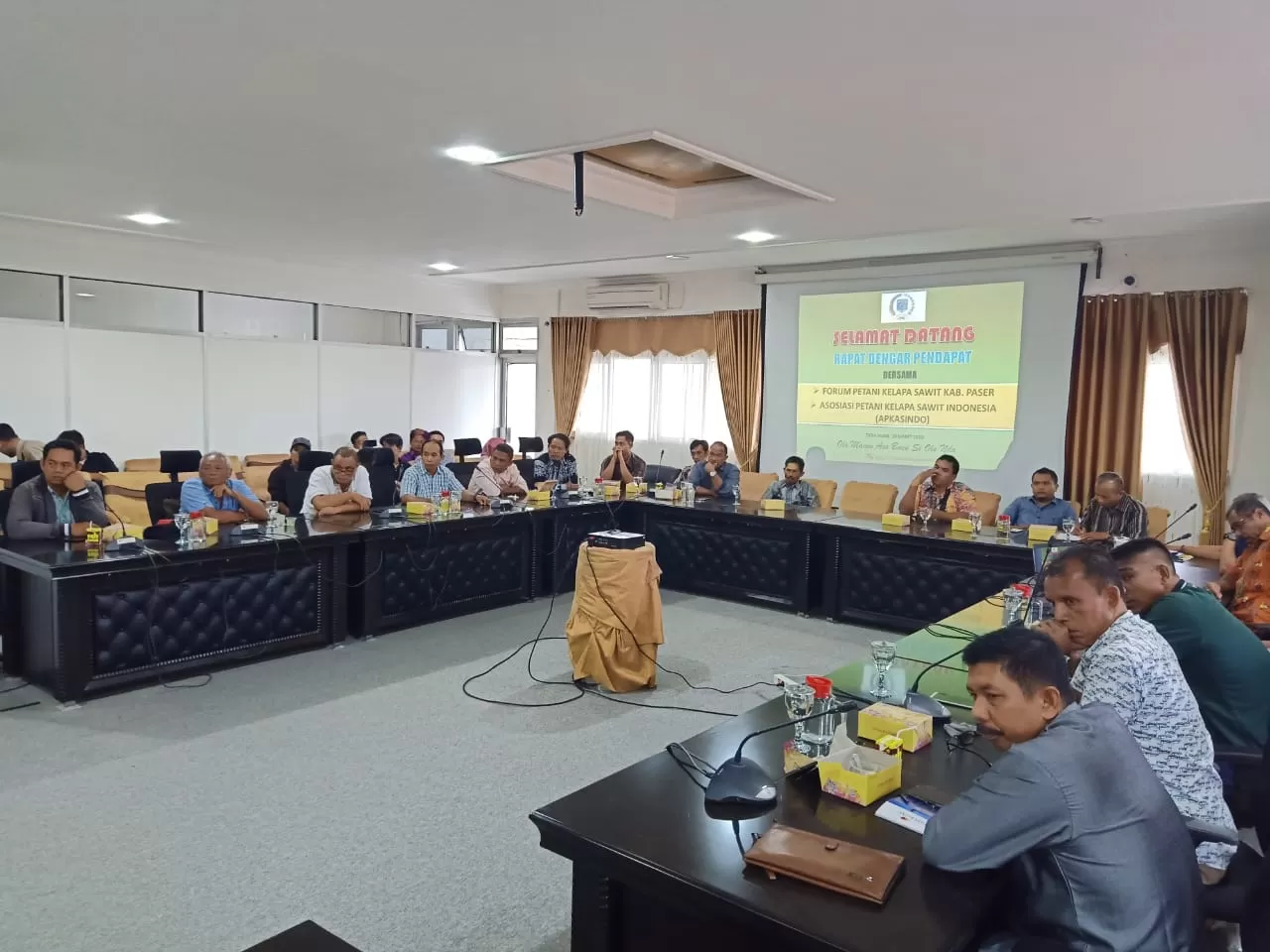 TENGAHI MASALAH: DPRD Paser memfasilitasi aspirasi forum dan asosiasi petani kelapa sawit di Kabupaten Paser dengan pemerintah daerah, menghadirkan OPD terkait, Selasa (10/3).