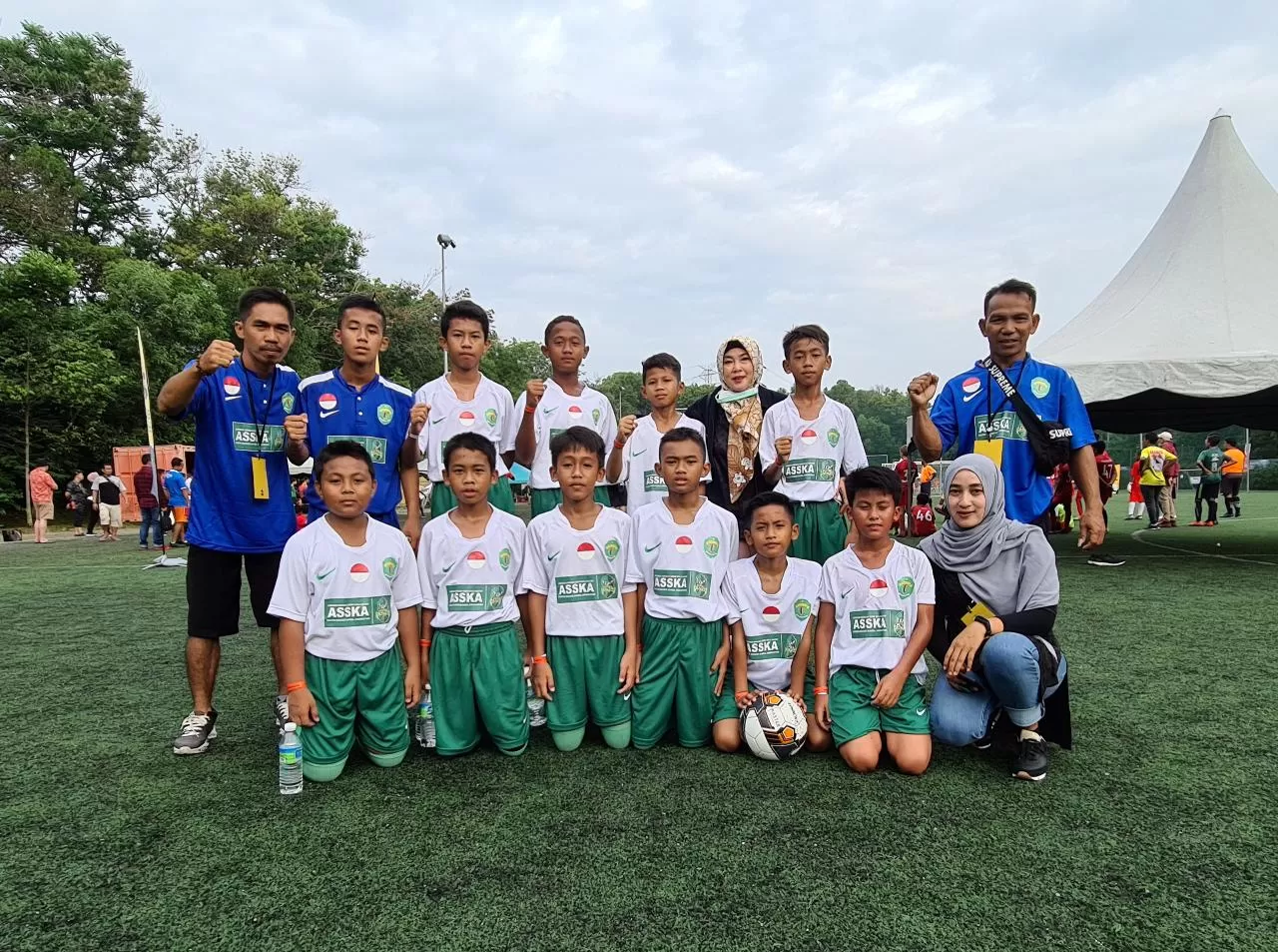 BANGGAKAN KALTIM: Para pemain Asska U-14 yang mayoritas dari Kabupaten Paser, saat tampil di KL Cup Malaysia 2020, bersama para pelatih dan salah satu anggota DPRD Paser, Noverie Amelia Parmiesca (atas, tiga kanan).