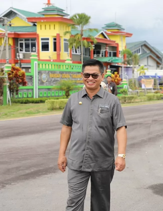 PENINGKATAN : Gubernur Kaltara, Dr H Irianto Lambrie saat meninjau Bandara Tanjung Harapan, Bulungan, belum lama ini.