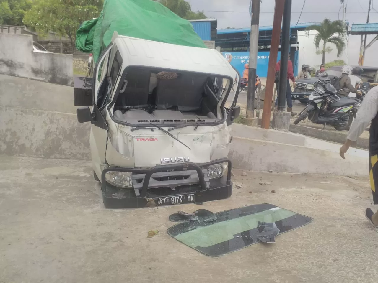 Salah satu kendaraan yang ringsek setelah dihantam tronton termundur di Kariangau.